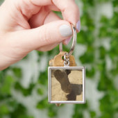 Een Amerikaanse soldaat loopt langs een vuile weg Sleutelhanger (Hand)