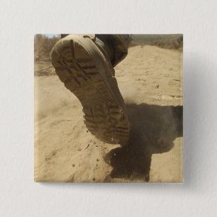 Een Amerikaanse soldaat loopt langs een vuile weg Vierkante Button 5,1 Cm