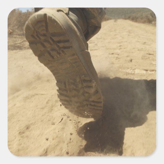 Een Amerikaanse soldaat loopt langs een vuile weg Vierkante Sticker (Voorkant)