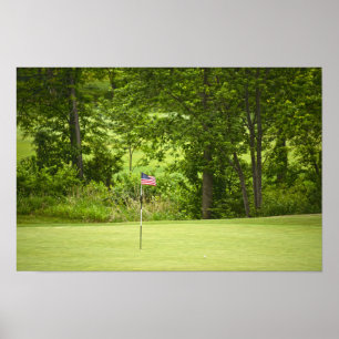 Een Amerikaanse vlag op een golf green Poster