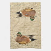 Een Amerikaanse Wigeon op het strand Theedoek (Verticaal)