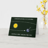 "Een andere baan rond de zon" Verjaardag Kaart (Gele Bloem)