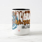 Een andere dag nog een decaf - Skull Clock Coffee Tweekleurige Koffiemok (Center)