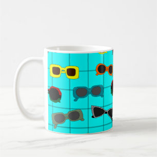 Een andere middelgrote moderne zonnebril met koffi koffiemok