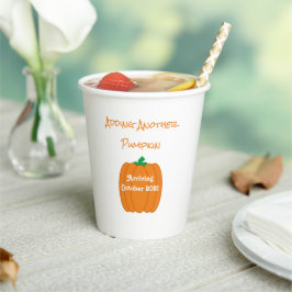 Een andere pompoen toevoegen papieren bekers