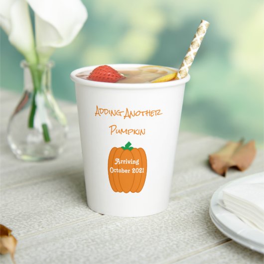 Een andere pompoen toevoegen papieren bekers (Insitu)