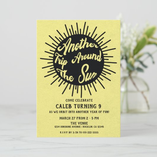 Een andere reis rond de zon gele retro verjaardag kaart (Staand voorkant)