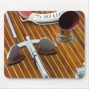 Een anker en een reddingsboei op een houten boot muismat