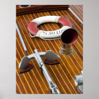 Een anker en een reddingsboei op een houten boot