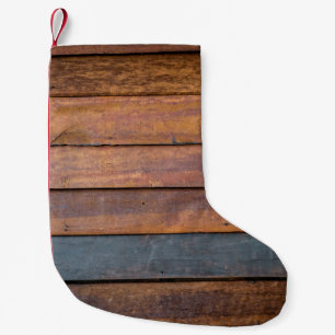 Een antiek houten wandachtergrond met metaal kleine kerstsok