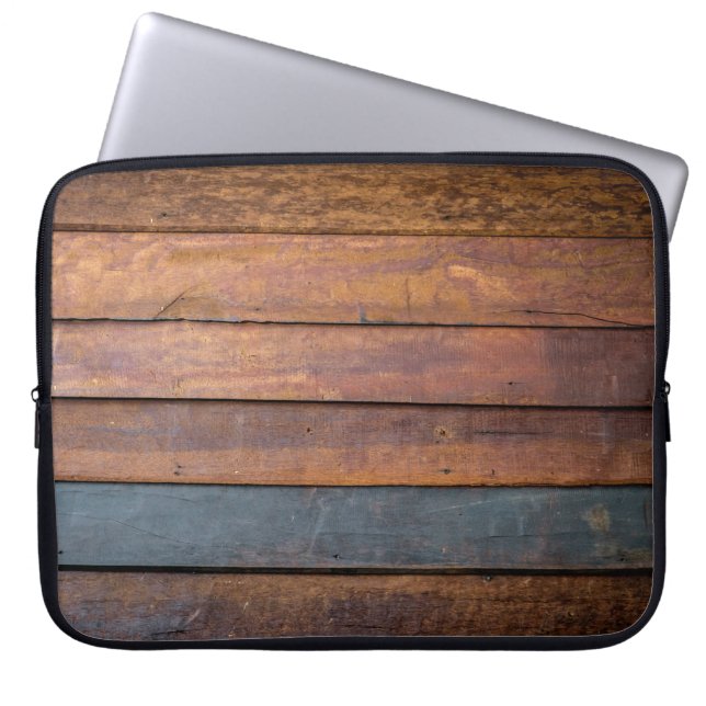 Een antiek houten wandachtergrond met metaal laptop sleeve (Voorkant)