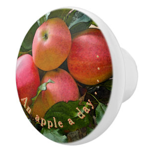 "EEN APPEL PER DAG"./CLUSTER VAN APPELS KERAMISCHE KNOP