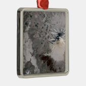 Een asrijke pluim stijgt metalen ornament (Rechts)