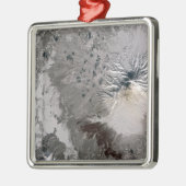 Een asrijke pluim stijgt metalen ornament (Links)