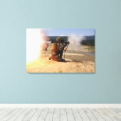 Een assaultman vuurt een Rocket Propted Grenade Canvas Afdruk (Insitu (Houten vloer))