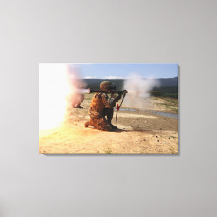 Een assaultman vuurt een Rocket Propted Grenade Canvas Afdruk