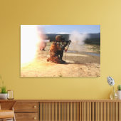 Een assaultman vuurt een Rocket Propted Grenade Canvas Afdruk (Insitu (Woonkamer))