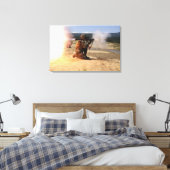 Een assaultman vuurt een Rocket Propted Grenade Canvas Afdruk (Insitu (Slaapkamer))
