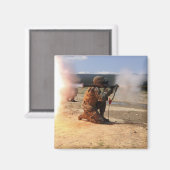 Een assaultman vuurt een Rocket Propted Grenade Magneet (Voorkant / Achterkant)