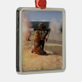 Een assaultman vuurt een Rocket Propted Grenade Metalen Ornament (Rechts)