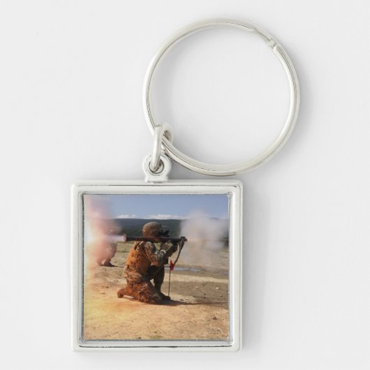 Een assaultman vuurt een Rocket Propted Grenade Sleutelhanger (Voorkant)
