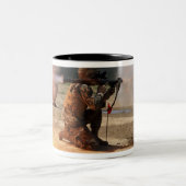 Een assaultman vuurt een Rocket Propted Grenade Tweekleurige Koffiemok (Center)
