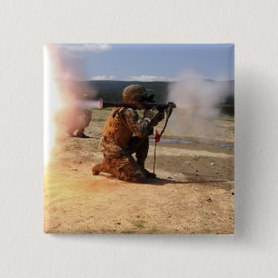 Een assaultman vuurt een Rocket Propted Grenade Vierkante Button 5,1 Cm
