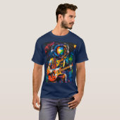 Een astronaut die in het universum componeert t-shirt (Voorkant volledig)