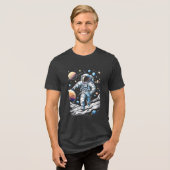 Een astronaut die op de maan loopt Tri-Blend shirt (Voorkant volledig)