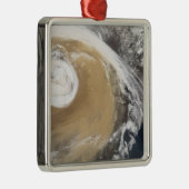 Een Aziatisch storm passeert de Stille Oceaan Metalen Ornament (Rechts)