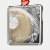 Een Aziatisch storm passeert de Stille Oceaan Metalen Ornament (Links)