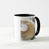 Een Aziatisch storm passeert de Stille Oceaan Mok (Voorkant rechts)