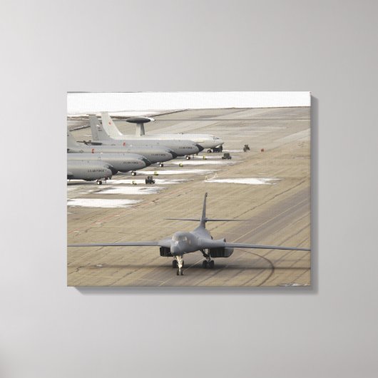 Een B-1B Lancer arriveert bij de Eielson luchtmach Canvas Afdruk (Voorkant)