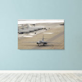 Een B-1B Lancer arriveert bij de Eielson luchtmach Canvas Afdruk (Insitu (Houten vloer))