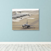 Een B-1B Lancer arriveert bij de Eielson luchtmach Canvas Afdruk (Insitu (Houten vloer))