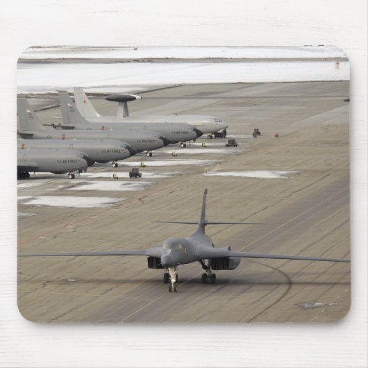 Een B-1B Lancer arriveert bij de Eielson luchtmach Muismat (Voorkant)