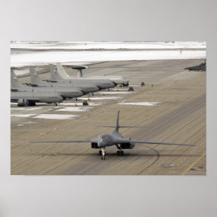 Een B-1B Lancer arriveert bij de Eielson luchtmach Poster