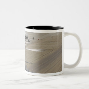 Een B-1B Lancer arriveert bij de Eielson luchtmach Tweekleurige Koffiemok