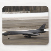 Een B-1B Lancer voert een aanraking uit en gaat Muismat (Voorkant)