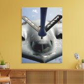 Een B-2-gedistilleerd vliegtuig in positie Canvas Afdruk (Insitu (Woonkamer))