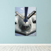 Een B-2-gedistilleerd vliegtuig in positie Canvas Afdruk (Insitu (Houten vloer))