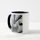 Een B-2-gedistilleerd vliegtuig in positie Mok (Voorkant links)