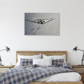 Een B-2-spirietvliegen over de Stille Oceaan Canvas Afdruk (Insitu (Slaapkamer))