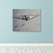 Een B-2-spirietvliegen over de Stille Oceaan Canvas Afdruk (Insitu (Houten vloer))