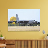 Een B-52 Stratofort stelt zijn belemmeringsgeluid  Canvas Afdruk (Insitu (Woonkamer))