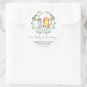 Een baby breekt | Baby shower Greenery Beer Ronde Sticker (Tas)