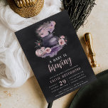 Een Baby breekt | Cute Halloween Baby shower Kaart<br><div class="desc">Deze rokerige kikkervisjes met de naam Halloween,  een babydouche,  voorzien van een rokerige cauldron,  voorzien van een pompoen en bloemen in een kleurenpalet van houtskool,  roze en paars,  met "een baby breekt" eronder. Geef uw baby shower een persoonlijk tintje.</div>