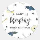 Een Baby breekt | Cute Halloween Baby shower Ronde Sticker (Voorkant)
