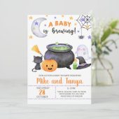 Een baby breekt een uitnodiging voor een Halloween (Staand voorkant)