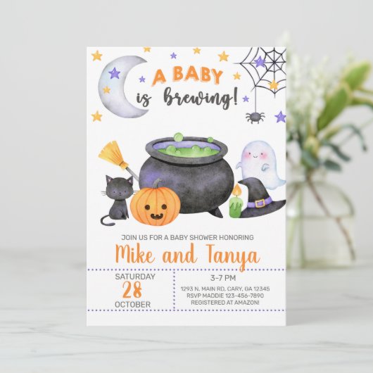 Een baby breekt een uitnodiging voor een Halloween (Staand voorkant)